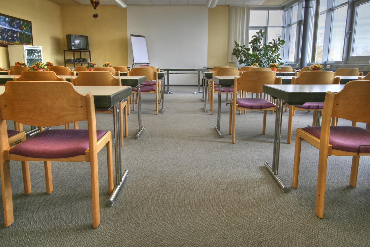 Sport Und Tagungshotel Кенцинген Экстерьер фото