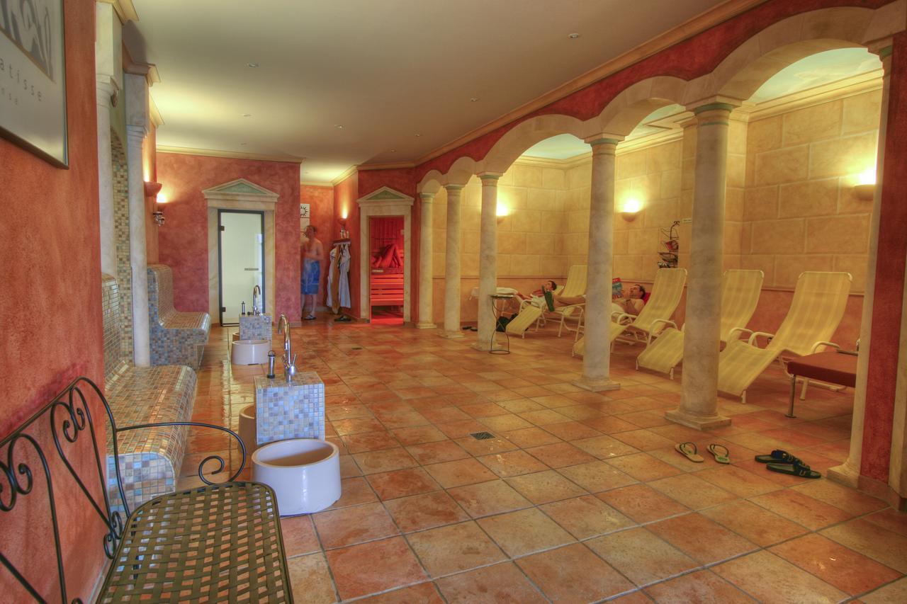 Sport Und Tagungshotel Кенцинген Экстерьер фото