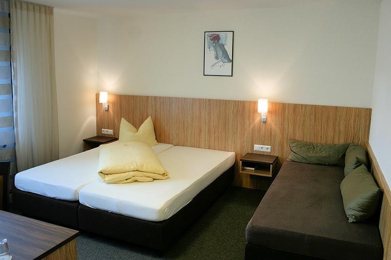 Sport Und Tagungshotel Кенцинген Экстерьер фото