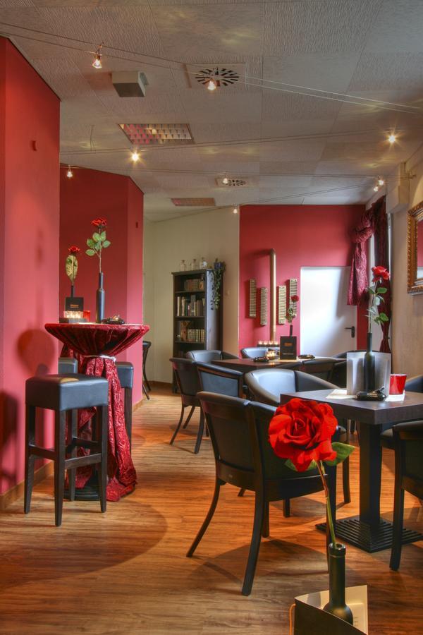 Sport Und Tagungshotel Кенцинген Экстерьер фото