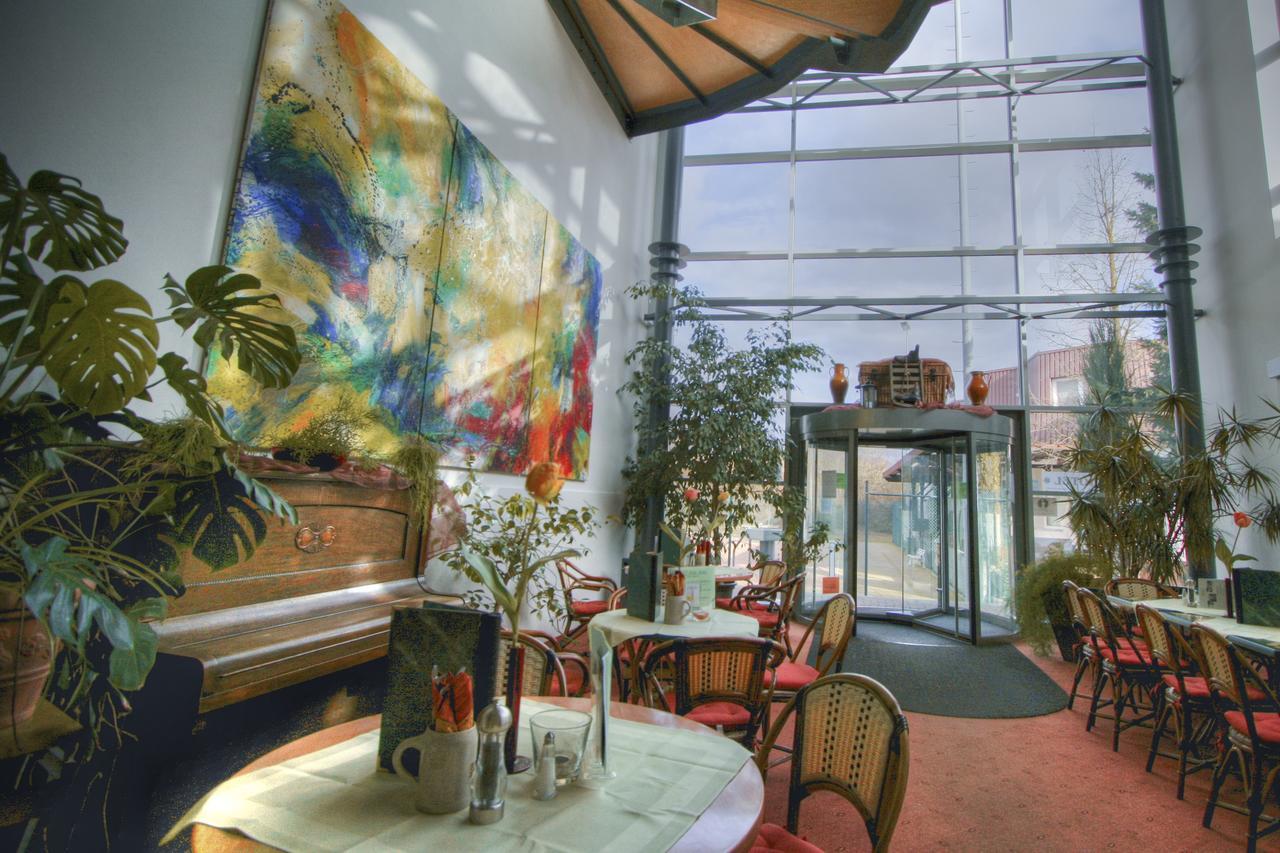 Sport Und Tagungshotel Кенцинген Экстерьер фото
