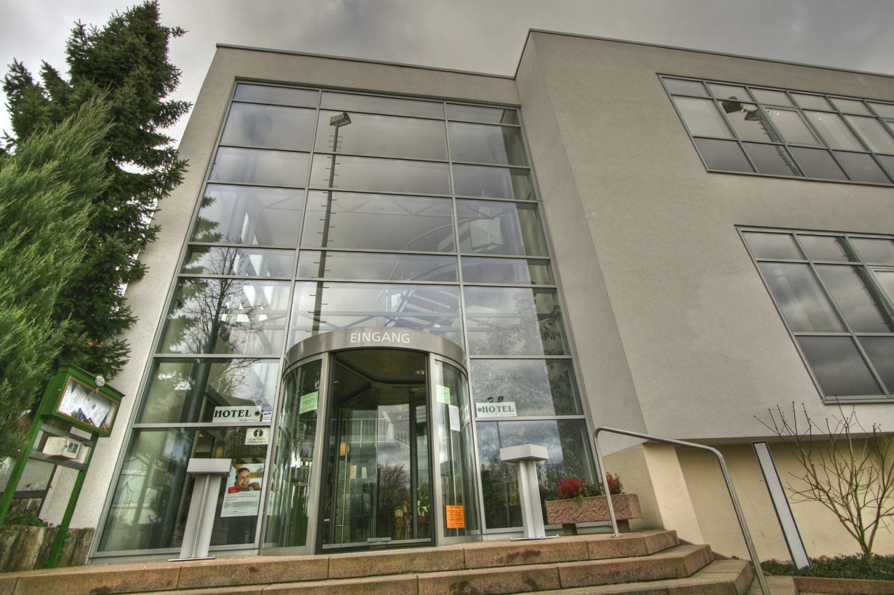 Sport Und Tagungshotel Кенцинген Экстерьер фото