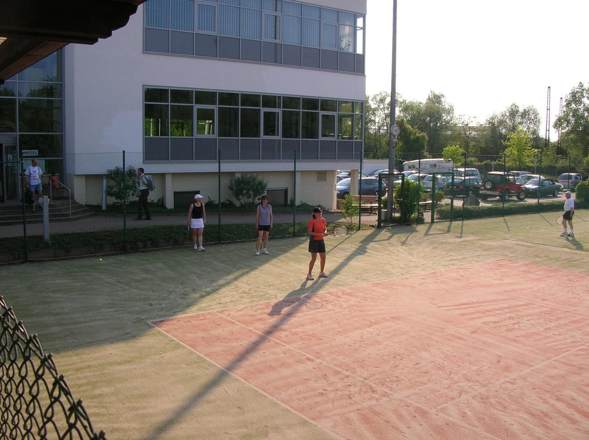 Sport Und Tagungshotel Кенцинген Экстерьер фото