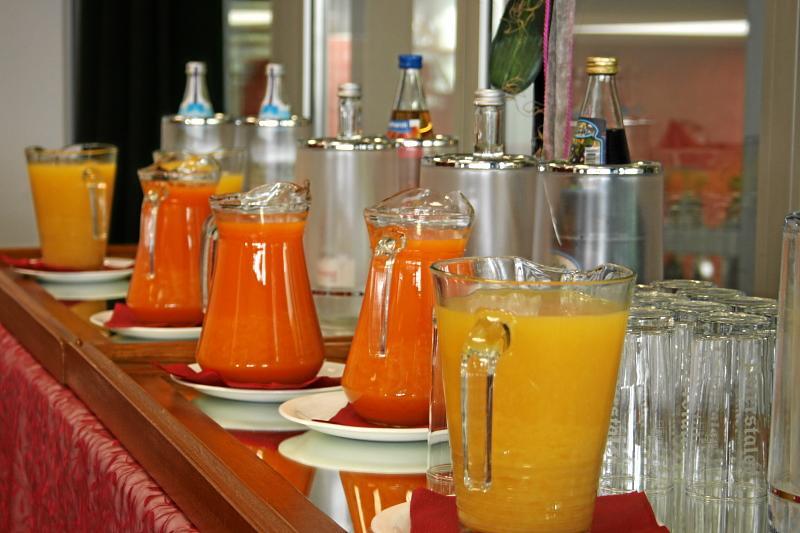 Sport Und Tagungshotel Кенцинген Экстерьер фото
