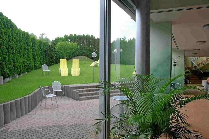 Sport Und Tagungshotel Кенцинген Экстерьер фото