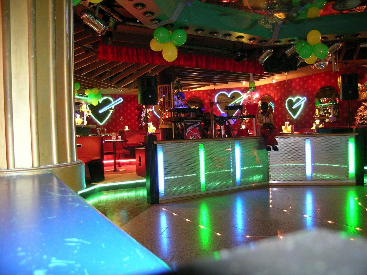 Sport Und Tagungshotel Кенцинген Экстерьер фото