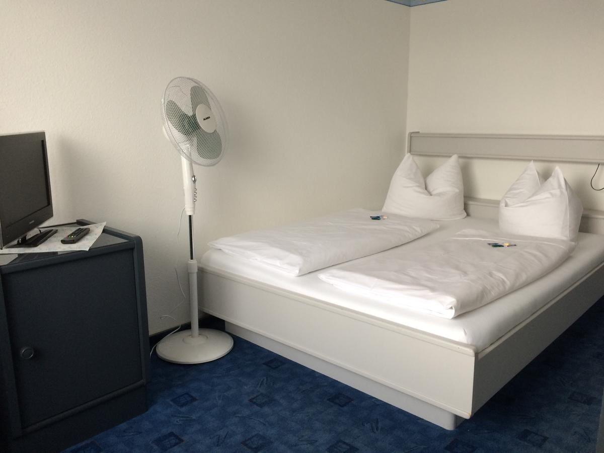 Sport Und Tagungshotel Кенцинген Экстерьер фото