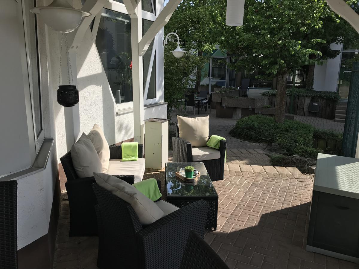 Sport Und Tagungshotel Кенцинген Экстерьер фото
