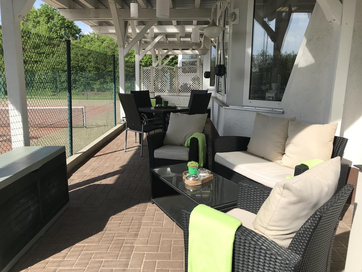 Sport Und Tagungshotel Кенцинген Экстерьер фото